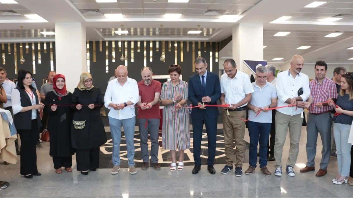 Hayat Boyu Öğrenme Haftası etkinlikleri kapsamında düzenlediğimiz “KARMA SERGİ”miz açıldı.